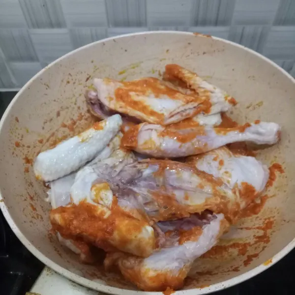 Masukkan ayam, aduk merata ayam dengan bumbu halus. Masak dan diamkan sekitar 5 menit.