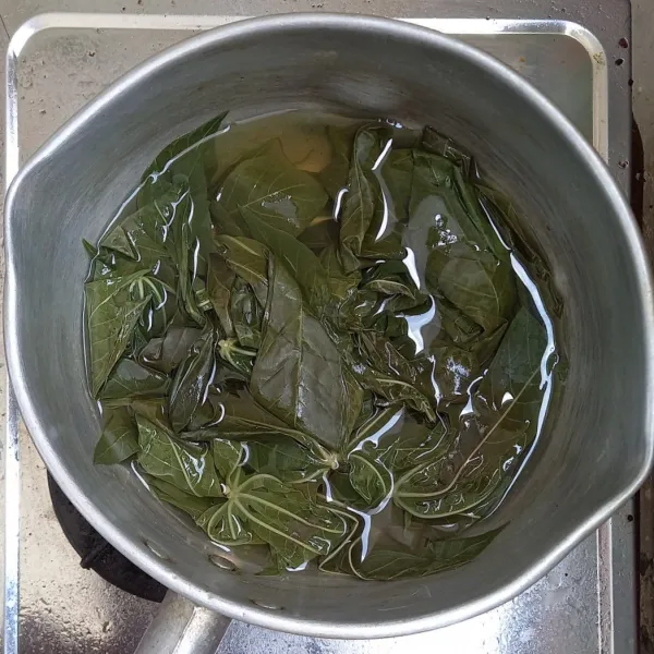 Rebus daun singkong hingga empuk dan potong-potong.