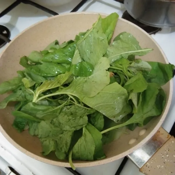 Masukan daun bayam, aduk.