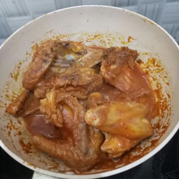 Masak ayam dengan api sedang sampai air agak mengering. Sesekali koreksi rasa. Ayam taliwang dominan gurih dan pedas.
