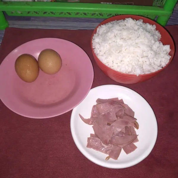 Siapkan nasi, smoked beef dan telur.