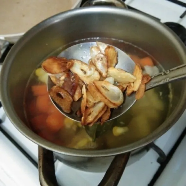Masukan bawang putih goreng ke dalam rebusan sayur
