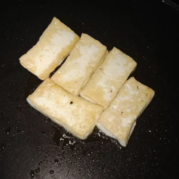 Siapkan pan lalu goreng tahu dengan sedikit minyak hingga setengh matang