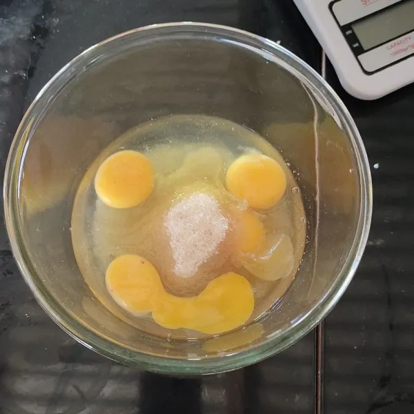 Campurkan telur, gula, dan SP.