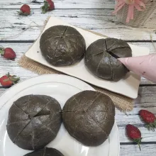 Setelah adonan matang, belah roti menjadi 6 bagian.  Masukkan filing selai strawberry pada belahan roti secara merata. Kemudian sajikan.