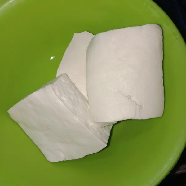 Siapkan tahu kotak lalu potong-potong