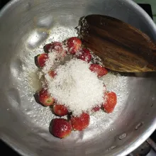 Sambil menunggu adonan matang, kita buat isian menggunakan selai strawberry yang akan kita buat sendiri. Campurkan strawberry dan gula. Hancurkan kasar strawberry kemudian aduk rata.
