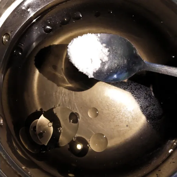 Masukkan air dan garam berserta minyak goreng.