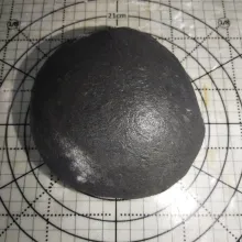 Setelah adonan kalis elastis, kemudian timbang adonan menjadi 60 gram