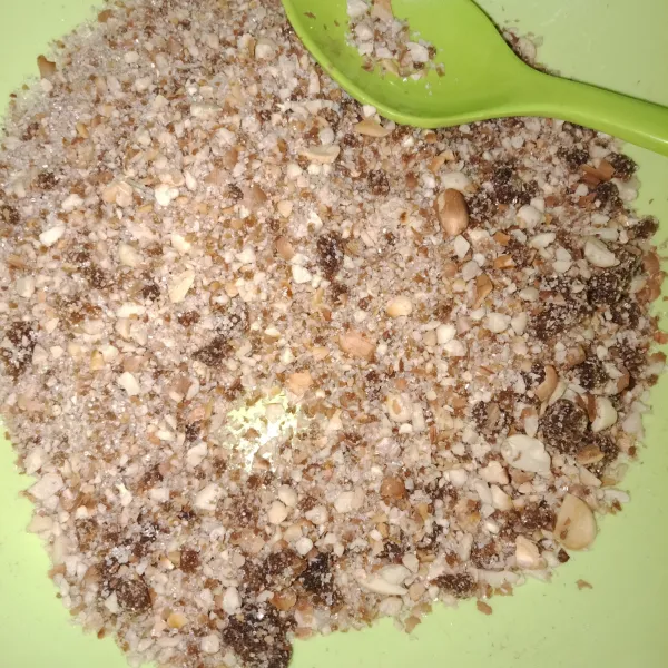Siapkan bahan isian berupa kacang almond dan kacang tanah yang sudah disangrai dan blender kasar.  Tambahkan palm sugar dan aduk merata.