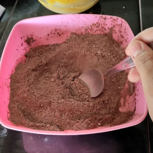Campurkan terigu cokelat bubuk dan baking powder lalu ayak dan aduk hingga rata.