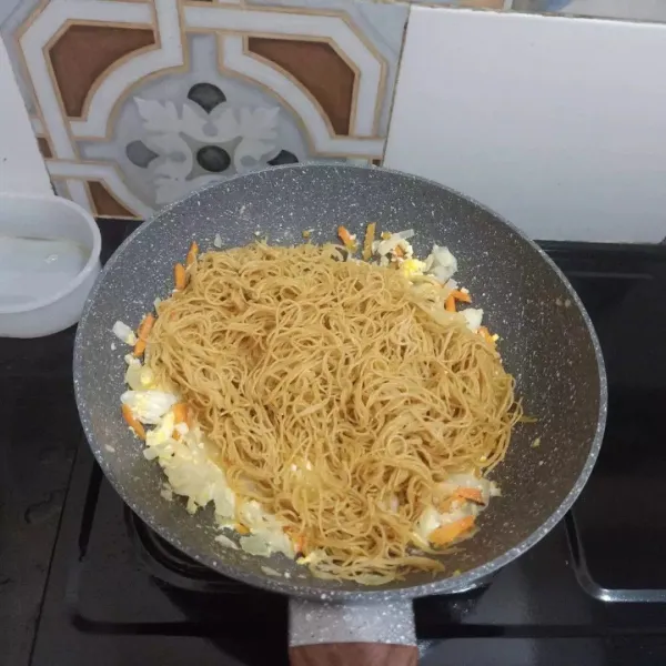 Masukkan bihun. Tambahkan kecap manis, saus tiram, minyak wijen dan garam. Aduk rata. Koreksi rasa.