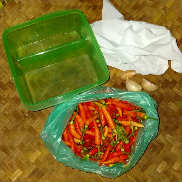 Siapkan bahan-bahannya.