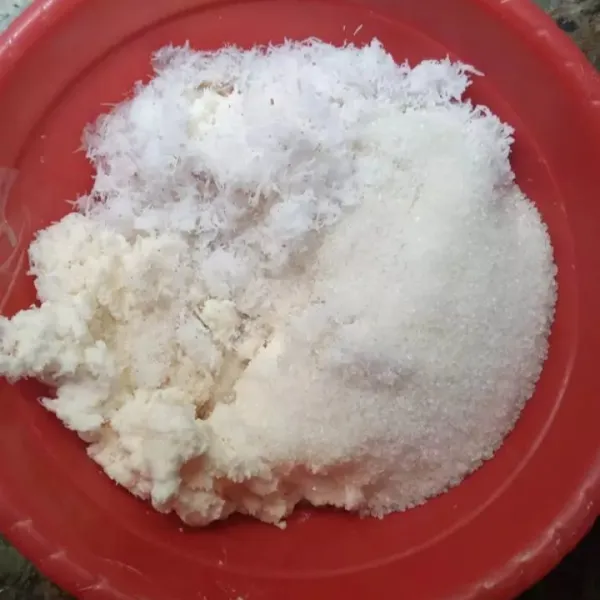 Kupas singkong, cuci bersih kemudian parut. Campur dengan gula, garam dan kelapa parut, aduk rata.