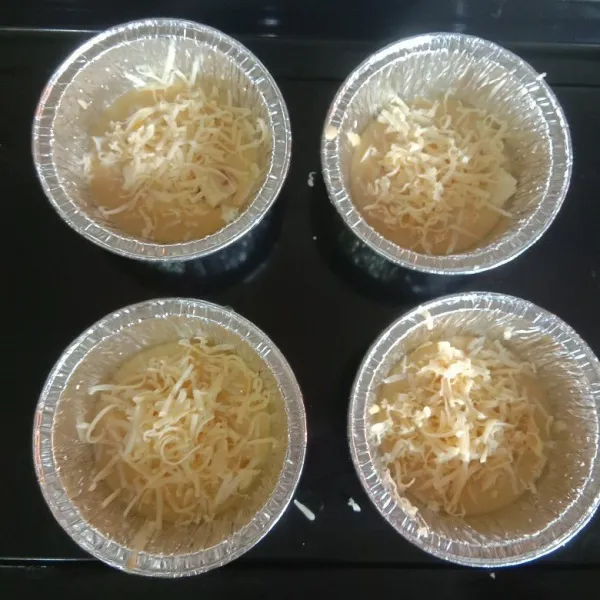 Beri parutan keju mozarela atau apapun sesuai selera