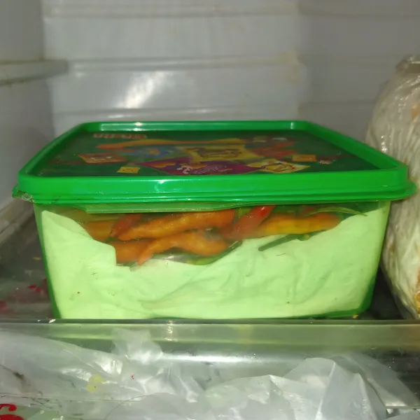 Simpan dalam kulkas di rak bagian sayur.