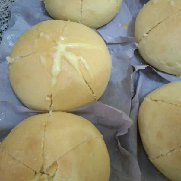 Belah separuh roti menjadi enam bagian, isi sela-sela roti dengan isian keju oles (cheese filling).