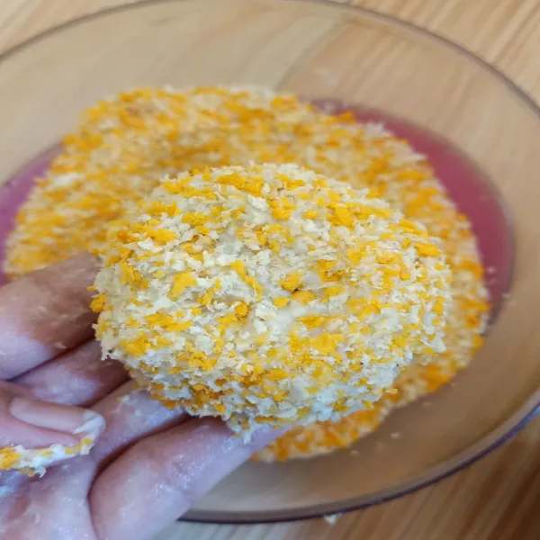 Celupkan kedalam adonan pencelup, lalu balur dengan tepung panir merata, lakukan hingga adonan habis.