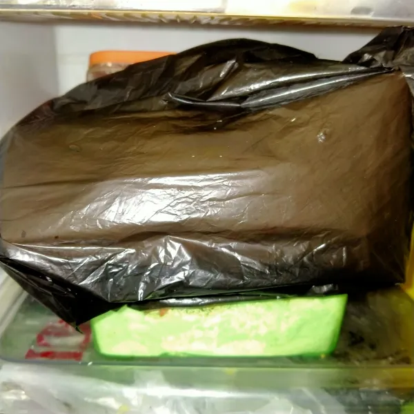 Simpan dalam kulkas bagian rak sayur,