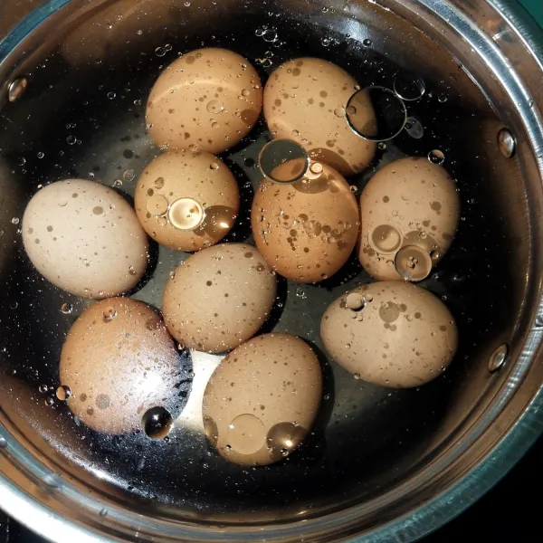 Kemudian rebus telur dengan air beserta garam dan minyak goreng rebus hingga telur matang.