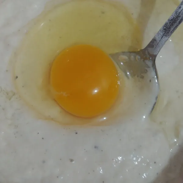 Masukkan 1 butir telur, aduk kembali hingga merata.