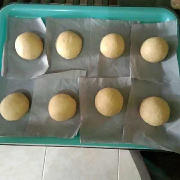 Kempiskan adonan, bagi menjadi 8 bagian, bulatkan dan kembali biarkan mengembang.