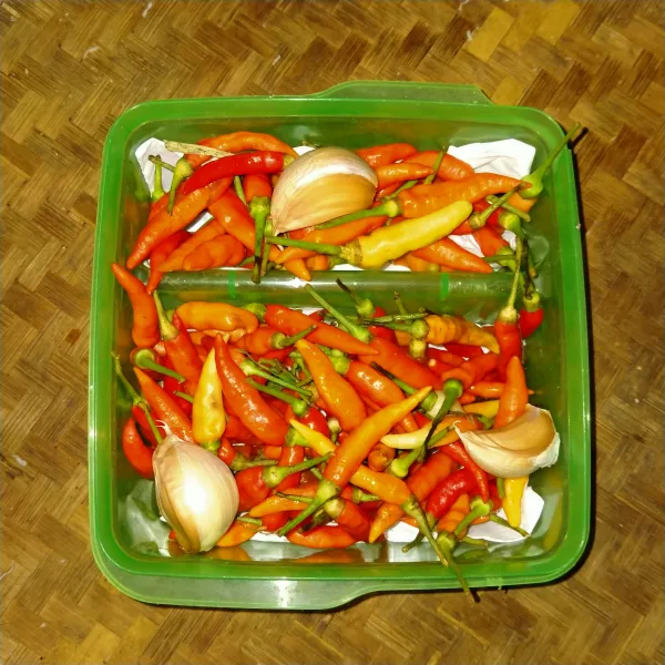 Beri bawang putih lalu tutup rapat.