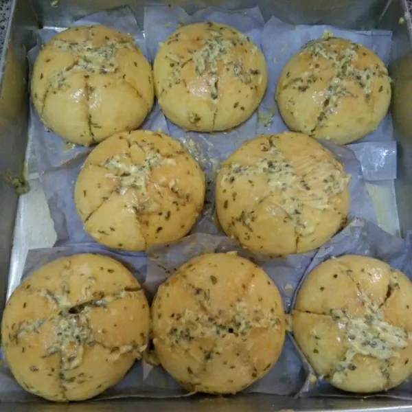 Tambahkan juga dengan bahan olesan butter dan isikan disela-sela roti. Panggang kembali roti selama 10 menit dengan suhu 170°C menggunakan api atas saja.