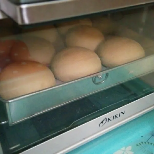 Panggang roti hingga matang dengan suhu 170°C selama 20 menit atau sesuai oven masing-masing. Jika sudah matang keluarkan roti dari oven.