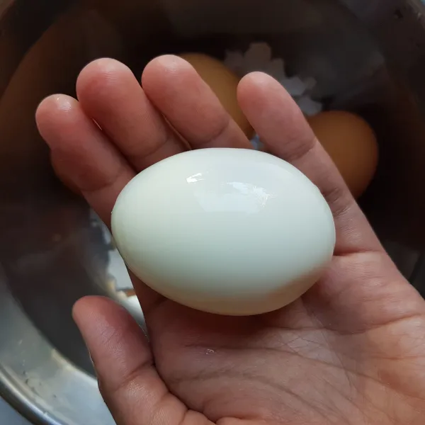 Kemudian kupas telur dan telur rebus siap di olah.