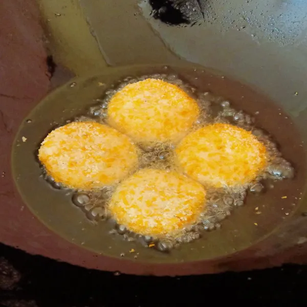 Panaskan secukupnya minyak, goreng sampai berwarna kuning keemasan, kemudian tiriskan.