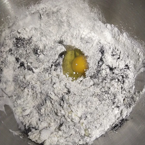 Masukkan semua bahan dan tambahkan susu cair. Aduk sampai setengah kalis kemudian tambahkan butter dan garam. Kocok lagi menggunakan mixer lagi sampai adonan kalis dan elastis.