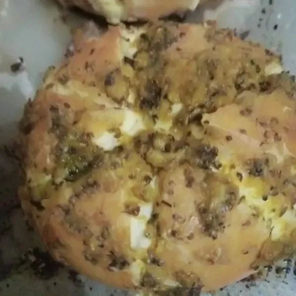 Setelah semua roti terisi cheese filling, oleskan bagian atas roti dengan bahan oles lalu oven kembali selama 10 menit, kemudian angkat dan sajikan.