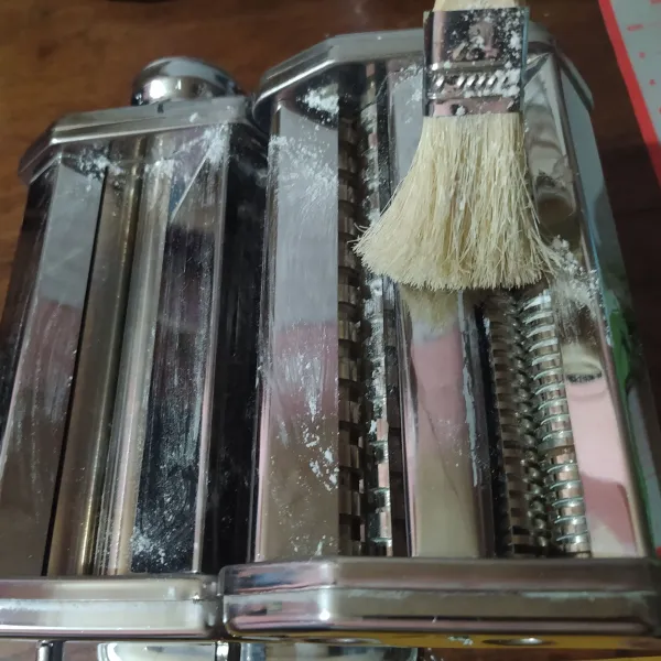 Bersihkan sisa tepung dengan kuas.