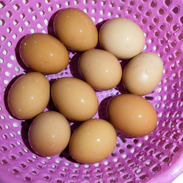 Pertama-tama cuci bersih telurnya.