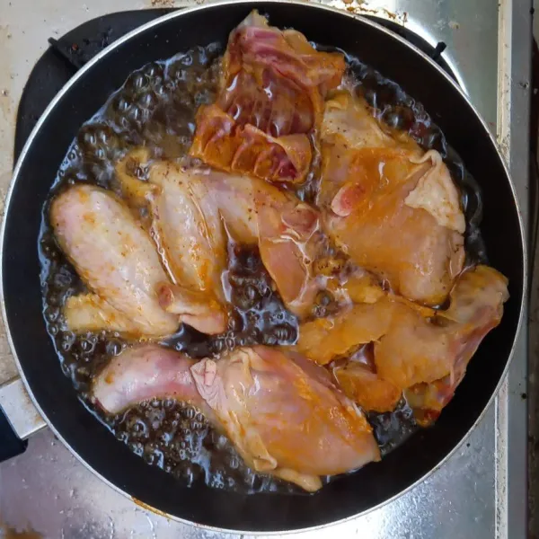 Panaskan minyak secukupnya dan goreng ayam yang telah dimarinasi hingga matang dan sisihkan.