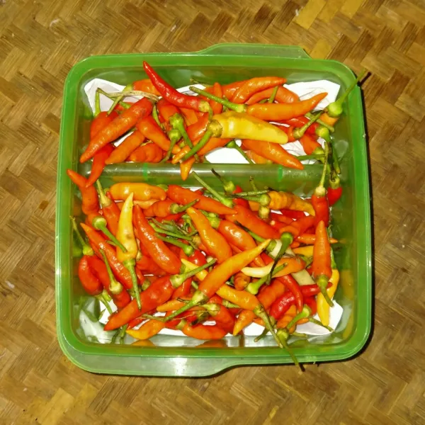 Masukkan cabe dalam wadah.