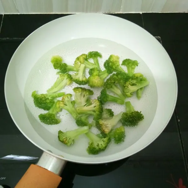 Masak air dan 1 sdt garam dalam panci hingga mendidih. Lalu masukkan brokoli, rebus hingga mendidih kembali, lalu tiriskan brokoli dan buang airnya.