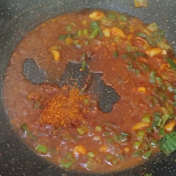 Beri sedikit air agar saus tidak gosong dan bumbui dengan kecap ikan, minyak wijen, kecap asin, gula dan cabe bubuk. Aduk hingga saus matang.