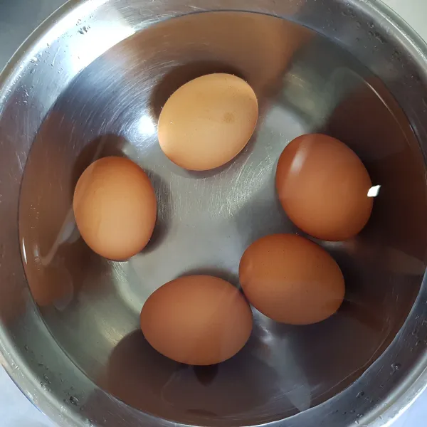Saat telur matang,angkat telur dari dalam panci. Kemudian rendam telur sebentar saja ke dalam air biasa,hingga uap panas nya hilang.