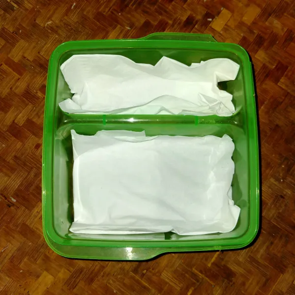 Siapkan wadah alasi dengan tisu.