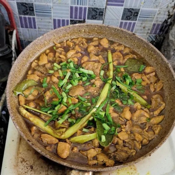 Tunggu hingga airnya setengah menyusut lalu tambahkan daun bawang angkat bila sudah matang.