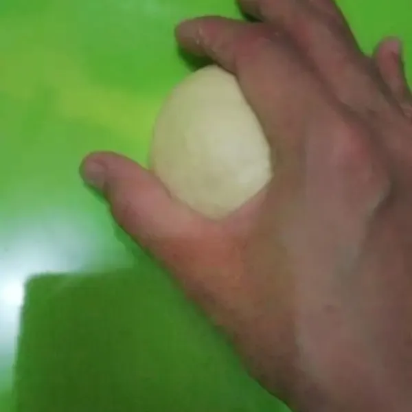 Kempiskan adonan dengan cara pukul tinju lalu bagi adonan menjadi 4 bagian dengan cara dibulatkan menggunakan tangan.