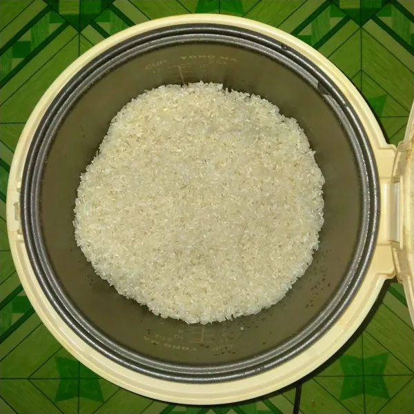 Masukkan beras dalam panci magic com.