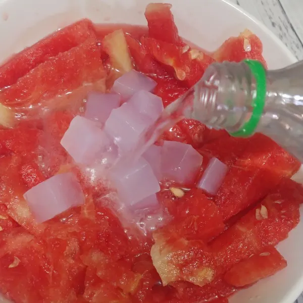 Tuang setengah botol soda kedalam campuran semangka dan nata de coco