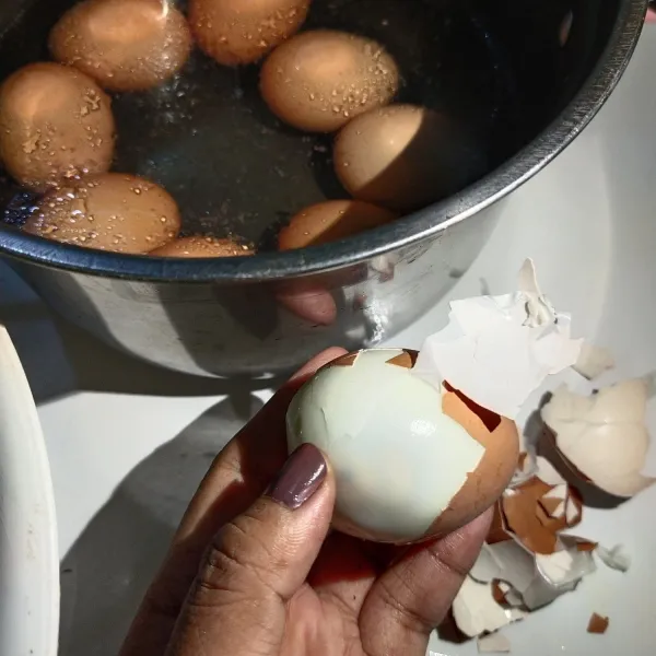 Setelah dingin lalu di kupas dengan mudah dan tidak sulit dan telur rebus siap di olah apa saja sesuai selera atau bisa langsung di makan dan disajikan.