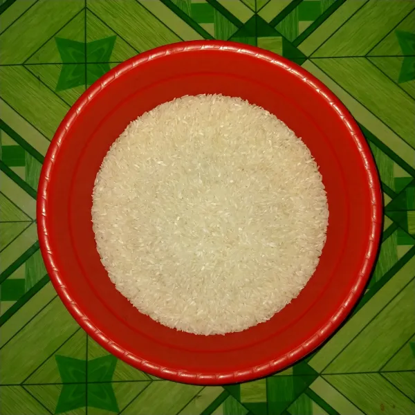 Ambil beras taruh dalam wadah.