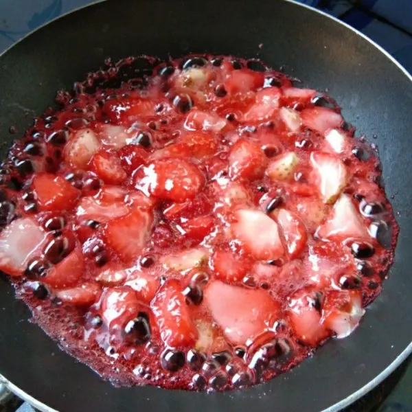 Aduk sesekali, masak hingga mengental dan berbuih. Tingkat kelembutan strawberry sesuai selera