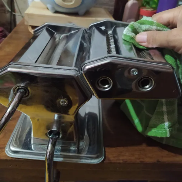 Lap dengan serbet yang dicelup sedikit minyak.