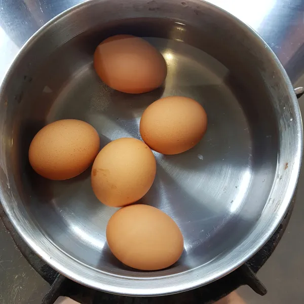Kemudian masukkan telur.